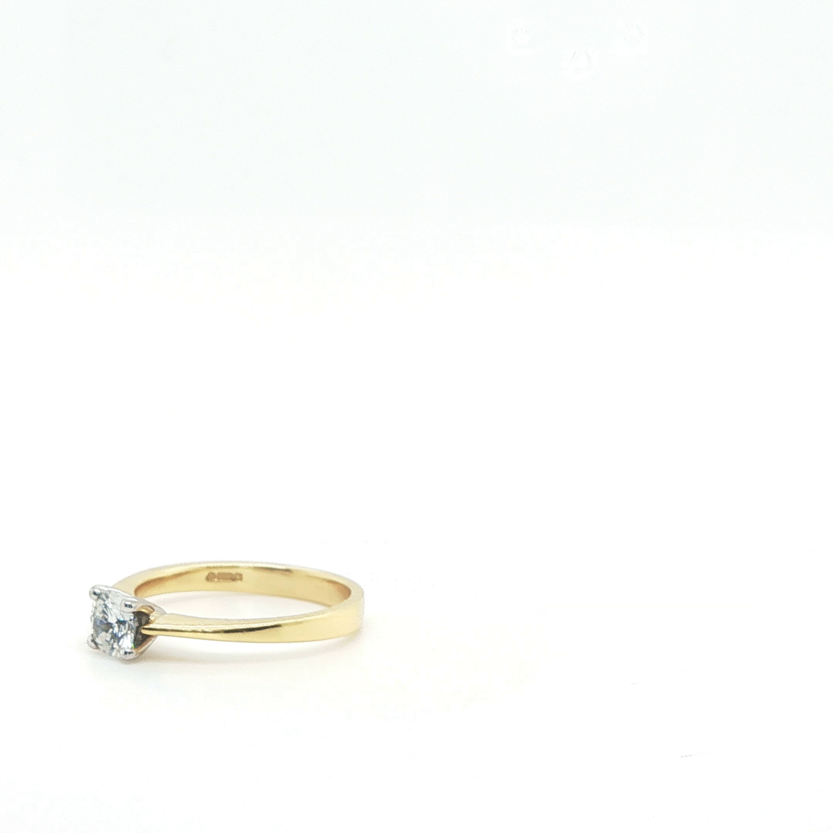 Round Brilliant Cut Diamond Solitaire Ring in Yellow Gold