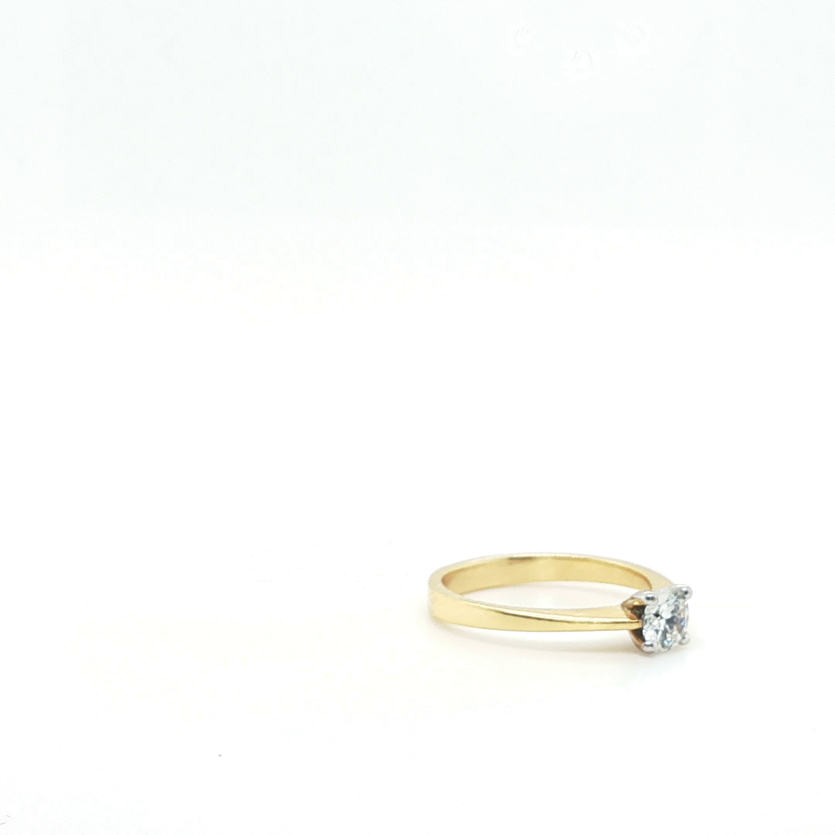 Round Brilliant Cut Diamond Solitaire Ring in Yellow Gold