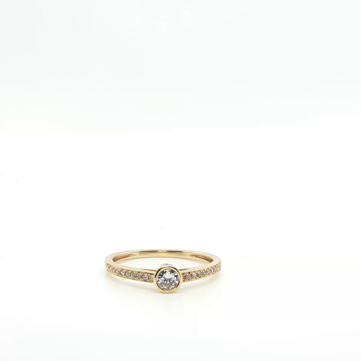 Classic Round Brilliant Cut Diamond Solitaire Ring in Yellow Gold