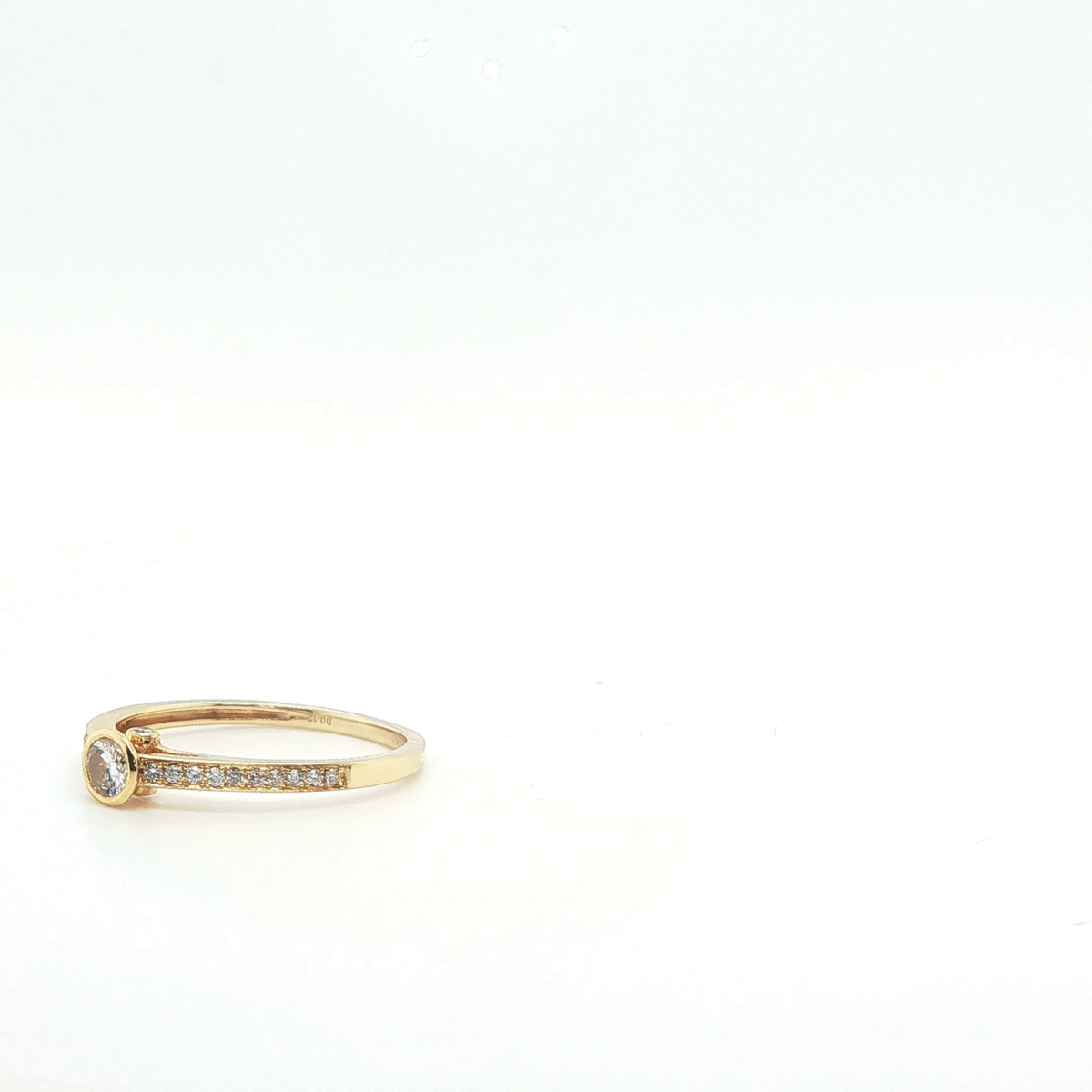 Classic Round Brilliant Cut Diamond Solitaire Ring in Yellow Gold