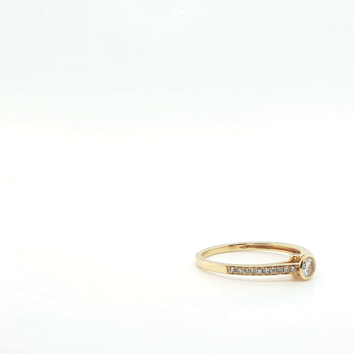 Classic Round Brilliant Cut Diamond Solitaire Ring in Yellow Gold