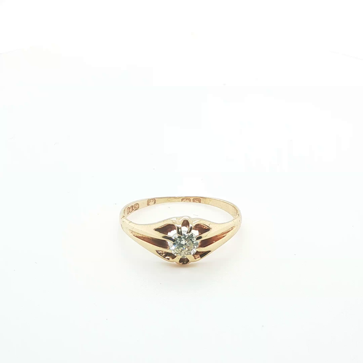 Classic Round Brilliant Cut Diamond Solitaire Ring in 18K Yellow Gold