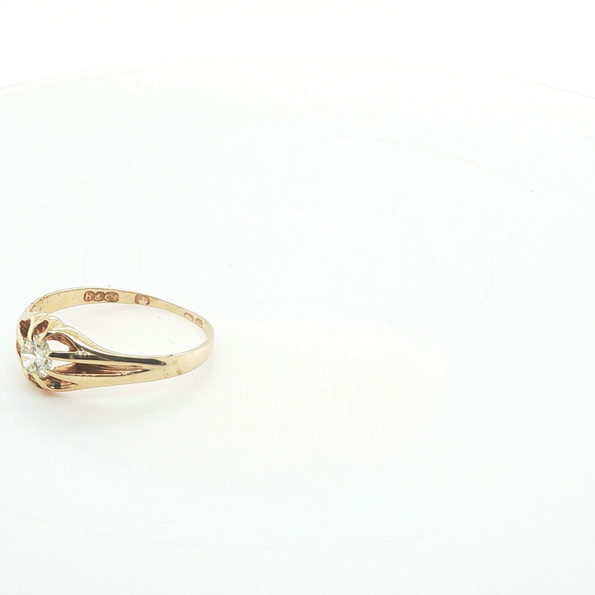 Classic Round Brilliant Cut Diamond Solitaire Ring in 18K Yellow Gold