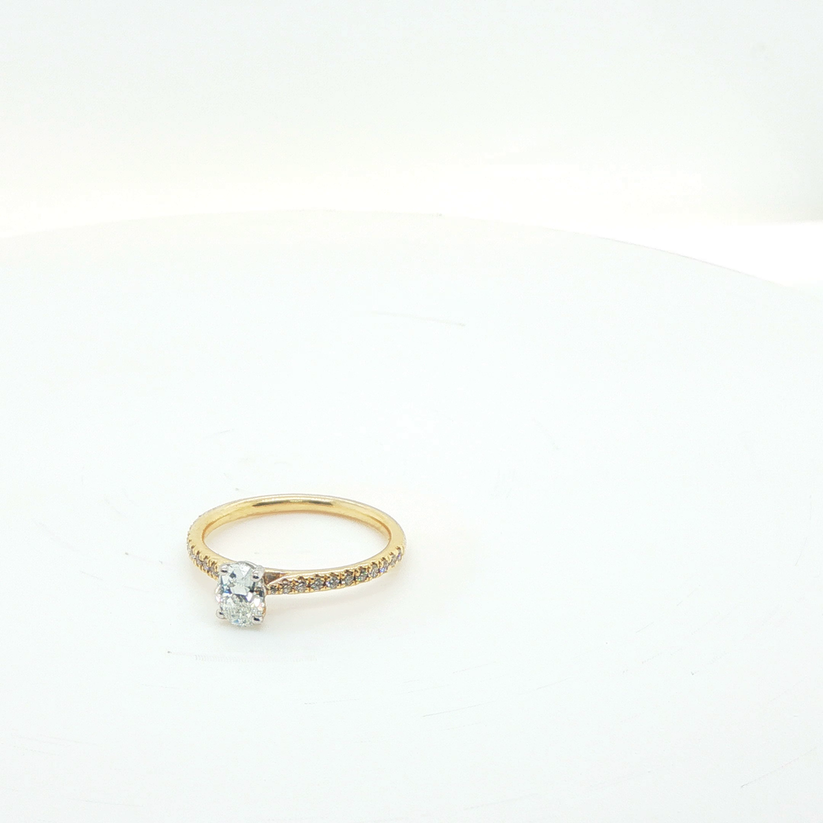 Classic Oval Brilliant Diamond Engagement Ring in 18k Yellow Gold