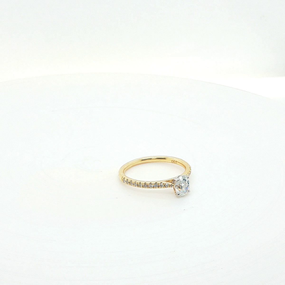 Classic Oval Brilliant Diamond Engagement Ring in 18k Yellow Gold