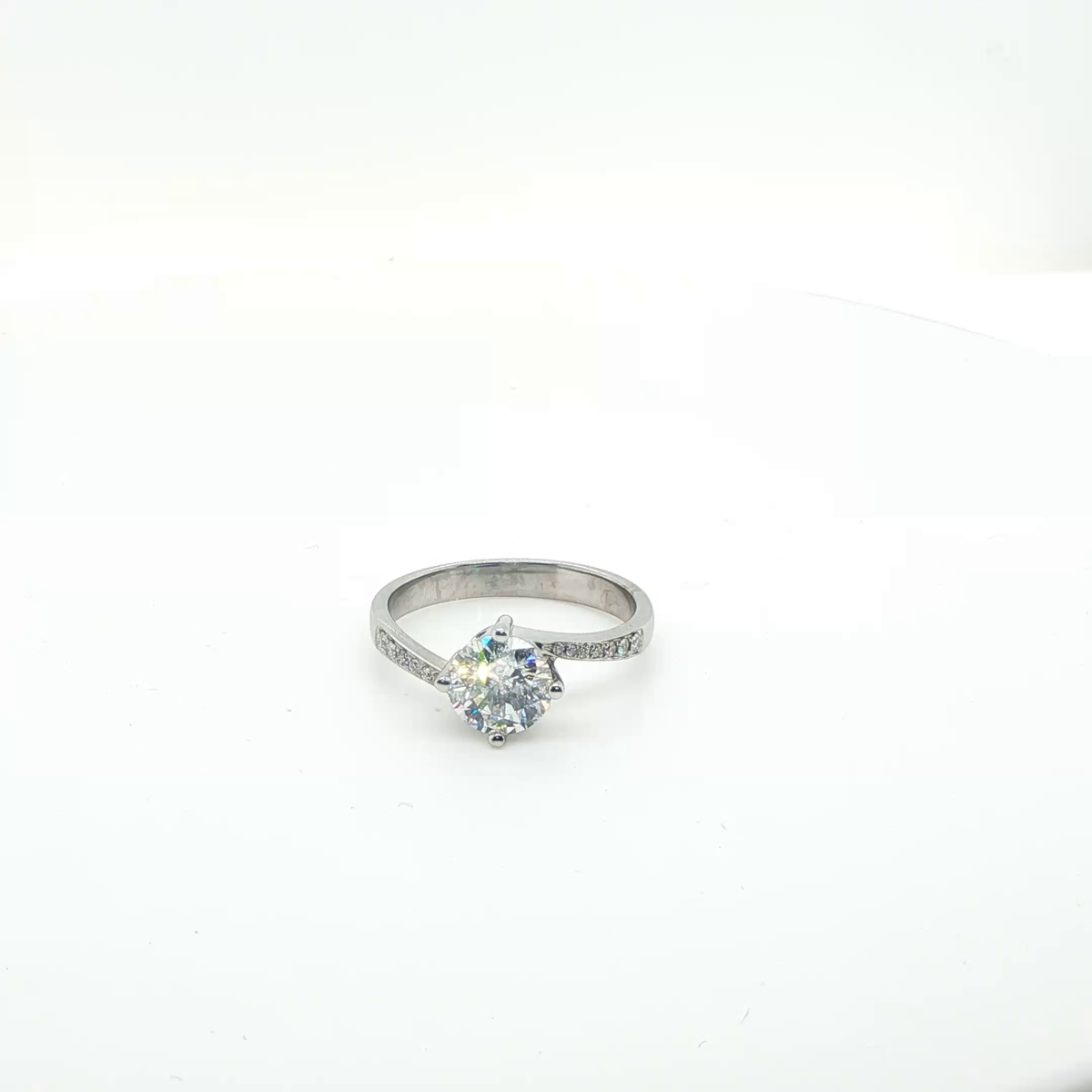 Round Brilliant Cut Diamond Solitaire Engagement Ring in 18k White Gold