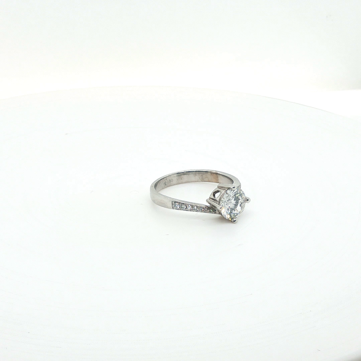 Round Brilliant Cut Diamond Solitaire Engagement Ring in 18k White Gold