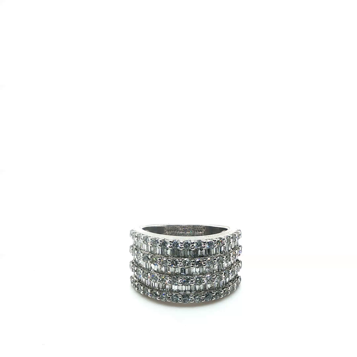 Modern Stackable White Gold Ring Set with Round Brilliant-Cut Diamonds