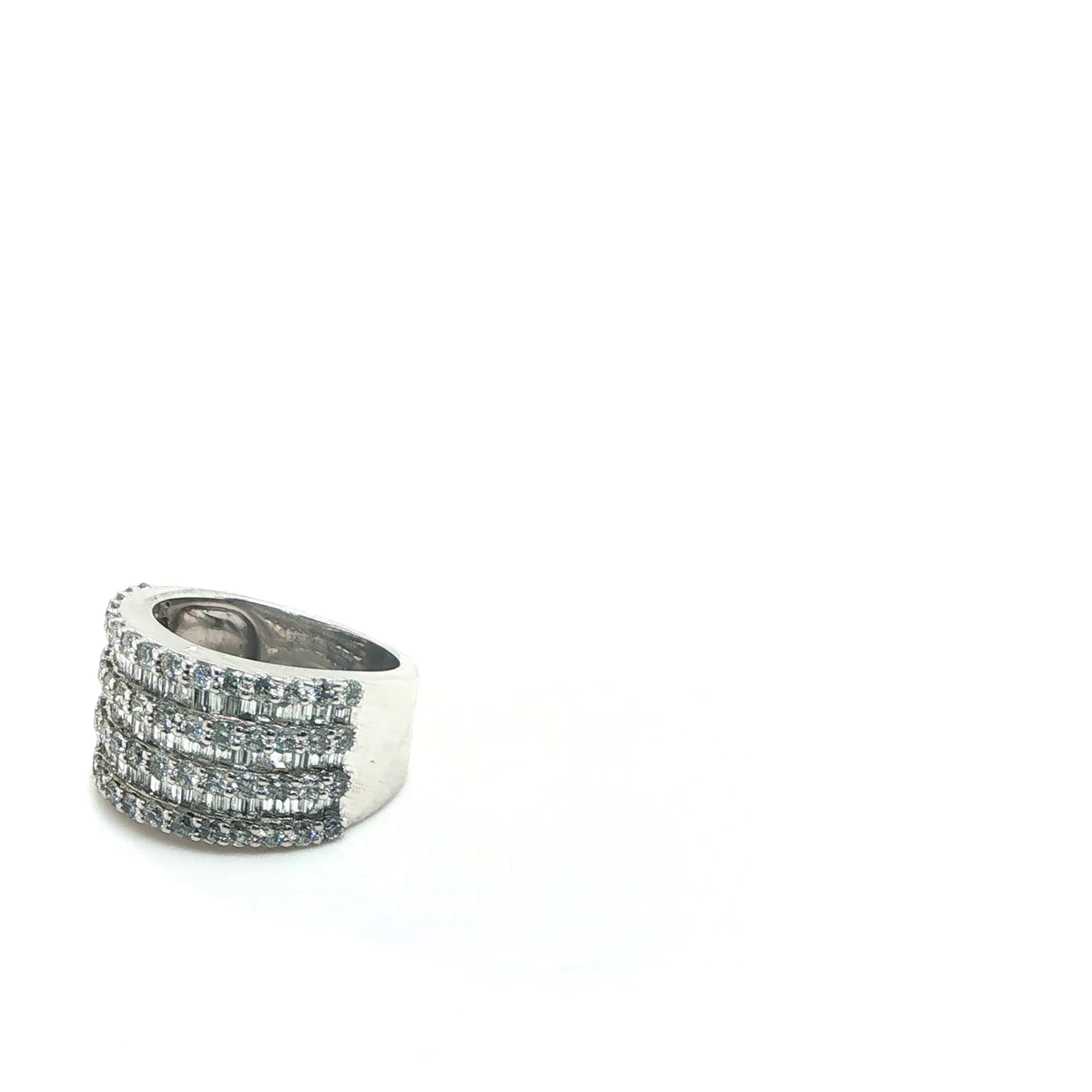 Modern Stackable White Gold Ring Set with Round Brilliant-Cut Diamonds