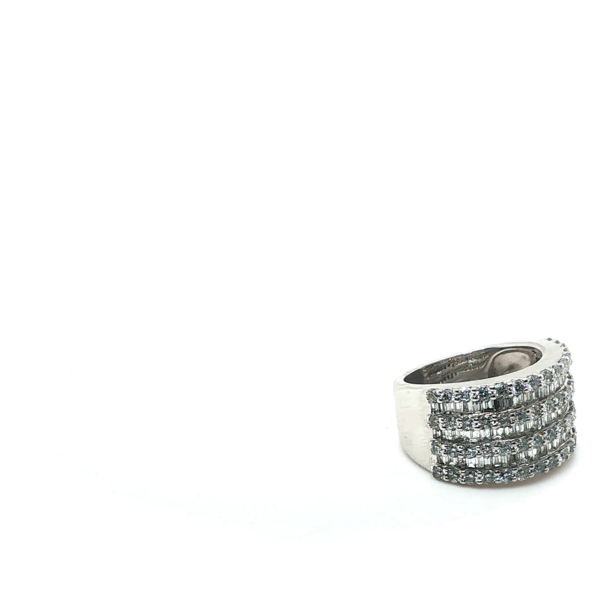 Modern Stackable White Gold Ring Set with Round Brilliant-Cut Diamonds
