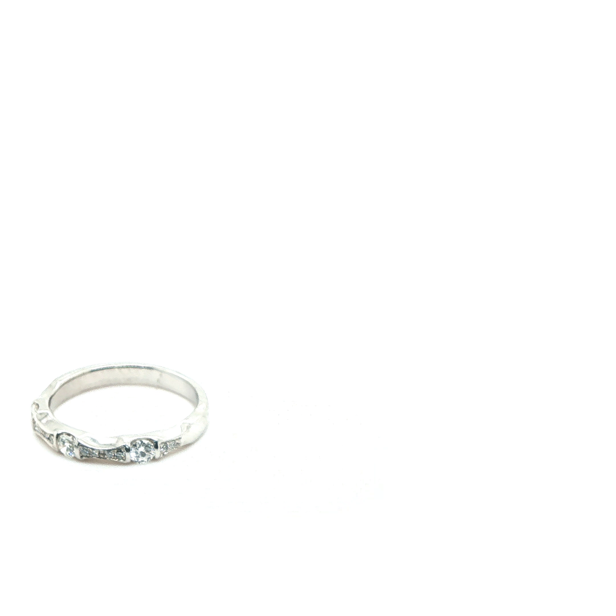 Round Brilliant-Cut Diamond Wedding Ring in Polished Platinum