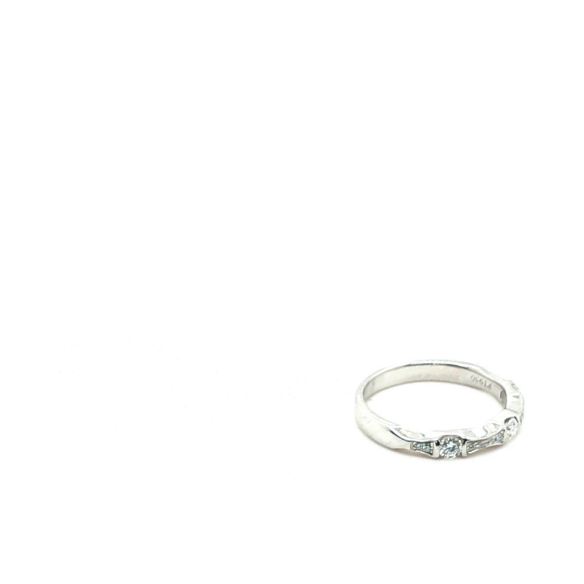 Round Brilliant-Cut Diamond Wedding Ring in Polished Platinum