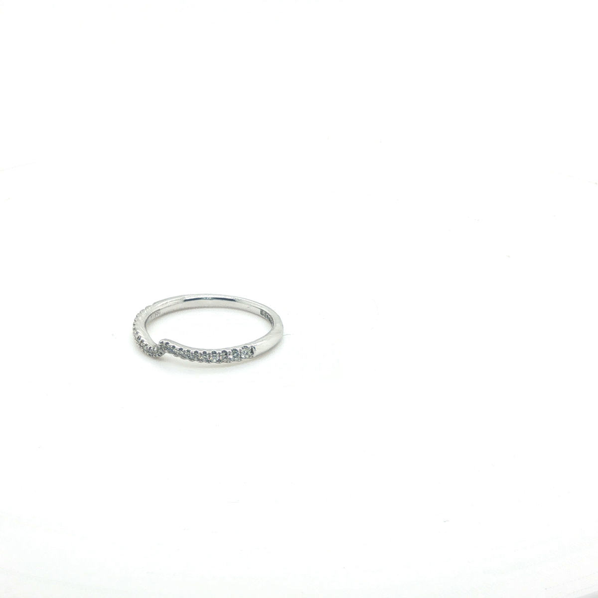 Platinum Brilliant Round Cut Diamond Wedding Ring with Decorative Engravings