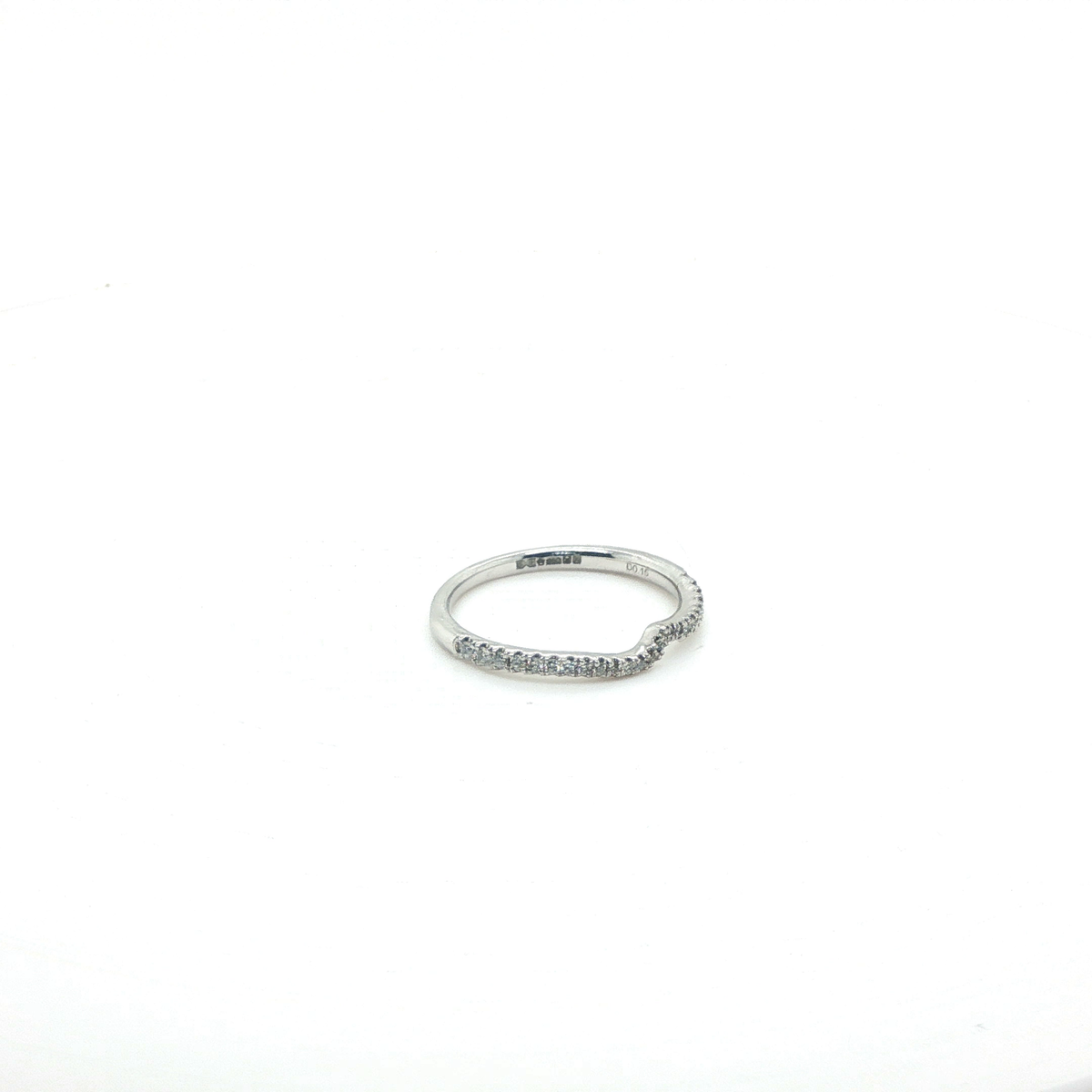 Platinum Brilliant Round Cut Diamond Wedding Ring with Decorative Engravings