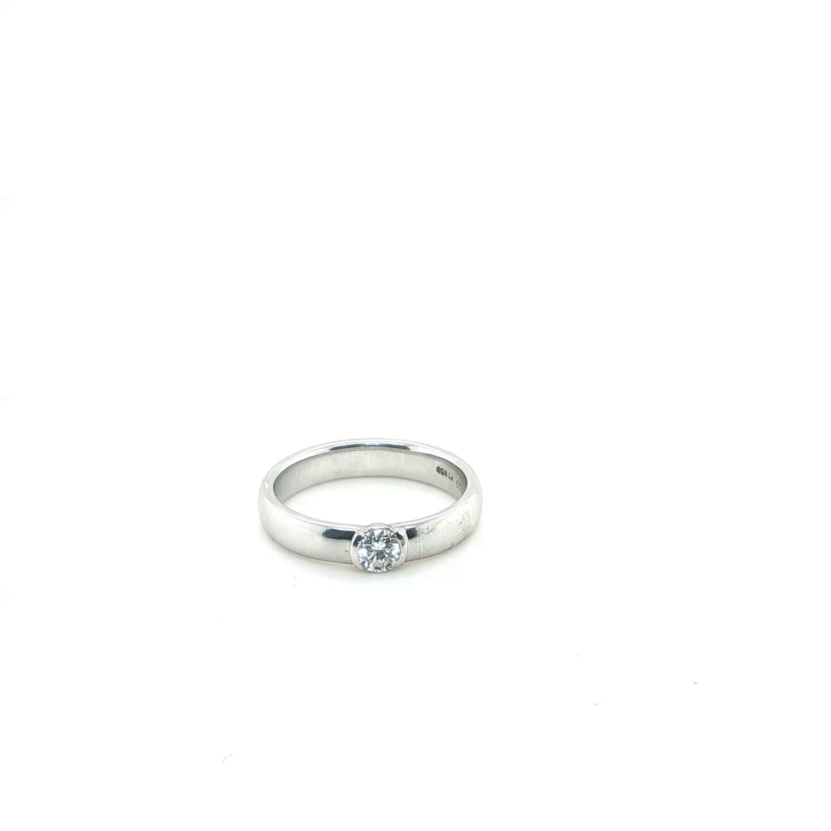 Round Brilliant Cut Diamond Solitaire Ring in 18k White Gold