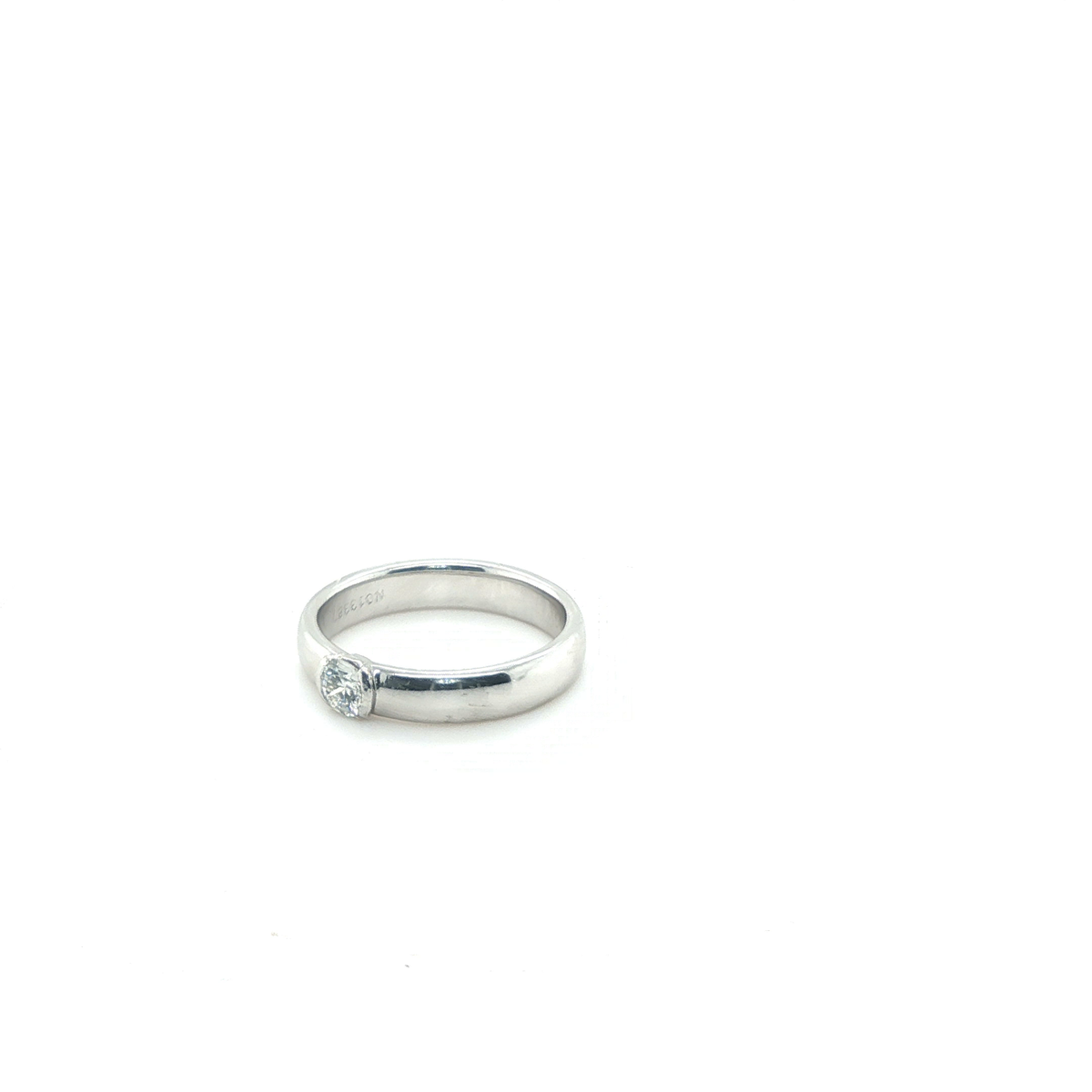 Round Brilliant Cut Diamond Solitaire Ring in 18k White Gold