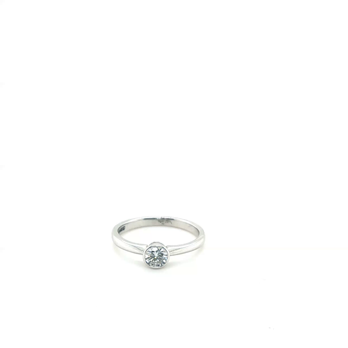 Round Brilliant Diamond Bezel Solitaire Ring in Platinum