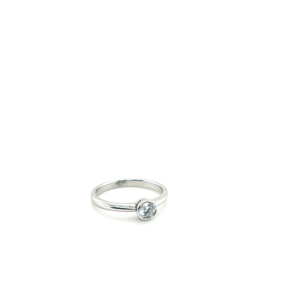 Round Brilliant Diamond Bezel Solitaire Ring in Platinum