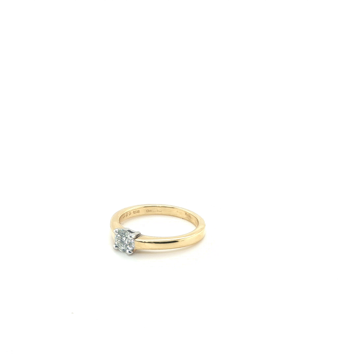 Round Brilliant-Cut Diamond Solitaire Ring in Yellow Gold